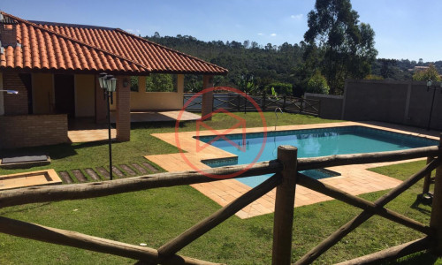 Chácara em Condomínio Fechado, Antes do Centro! Interior de SP