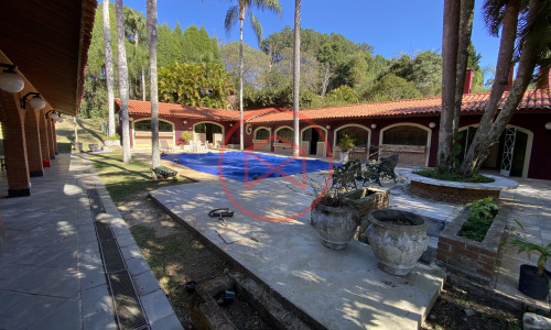 Chácara em Condomínio Fechado de Alto Padrão ante do Centro de Ibiúna.