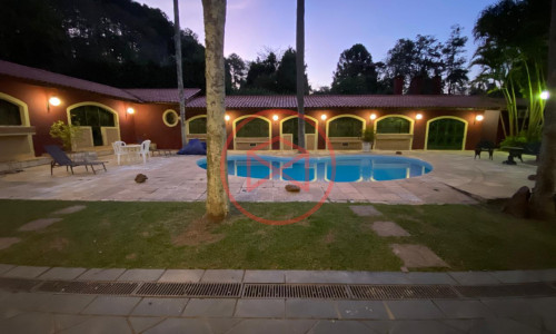 Chácara em Condomínio Fechado de Alto Padrão ante do Centro de Ibiúna.