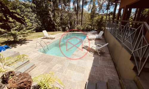 Chácara em Condomínio Fechado de Alto Padrão com acesso a Represa!!