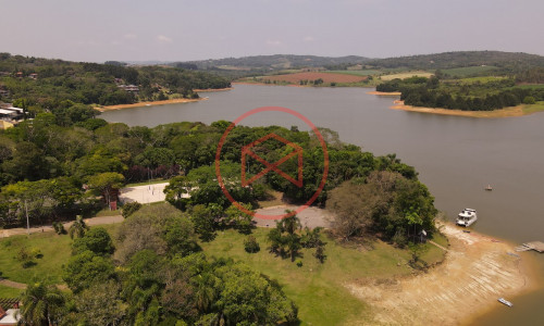 Chácara em Condomínio Fechado de Alto Padrão com acesso a Represa!!