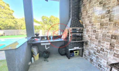 Casa com piscina em Condomínio Antes do Centro!!