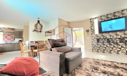 Casa com piscina em Condomínio Antes do Centro!!