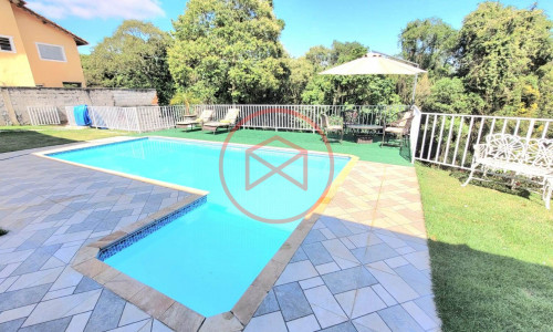 Casa com piscina em Condomínio Antes do Centro!!