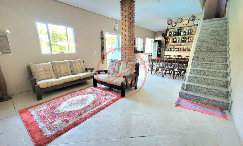 Casa com piscina em Condomínio Antes do Centro!!