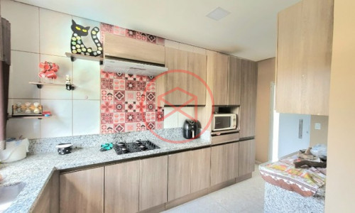 Casa com piscina em Condomínio Antes do Centro!!