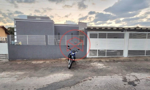 Casa com piscina em Condomínio Antes do Centro!!