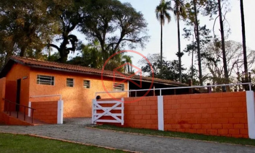 Haras Completo em Ibiúna na beira do asfalto!