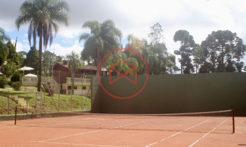 Haras Completo em Ibiúna na beira do asfalto!