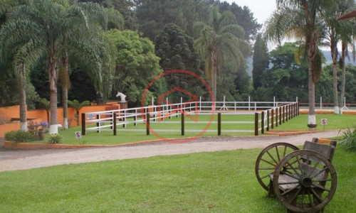 Haras Completo em Ibiúna na beira do asfalto!