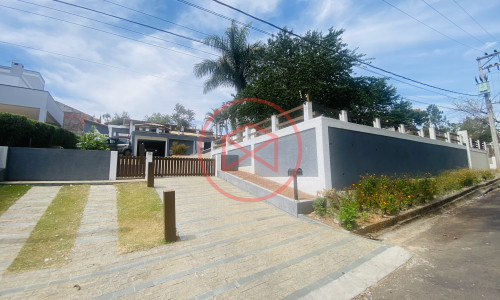 Casa em Condomínio Fechado antes do centro de Ibiúna.