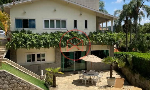 Casa em Condomínio Fechado no Centro de Ibiúna